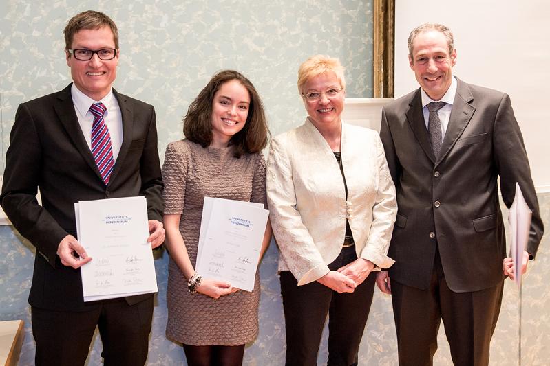 Die Preisträger Dr. Jochen Grohmann, Dr. Nora Lang und Prof. Dr. Felix Berger (v.l.n.r.) freuen sich über ihre Auszeichnungen mit Prof. Dr. Brigitte Stiller (3.v.r.)