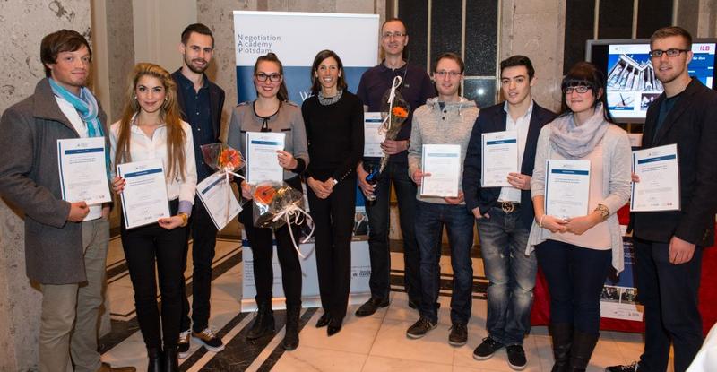 Prof. Dr. Uta Herbst mit den Preisträgern des ersten Verhandlungswettbewerbs der Negotiation Academy Potsdam.