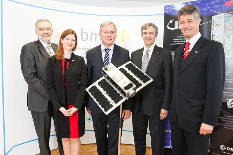 ESA-Ratsvorsitzender Harald Posch, Doktorandin Manuela Unterberger, Bundesminister Alois Stöger, "Satellitenvater" Otto Koudelka und TU Graz-Rektor Harald Kainz mit einem 1:1 Modell von OPS-SAT.