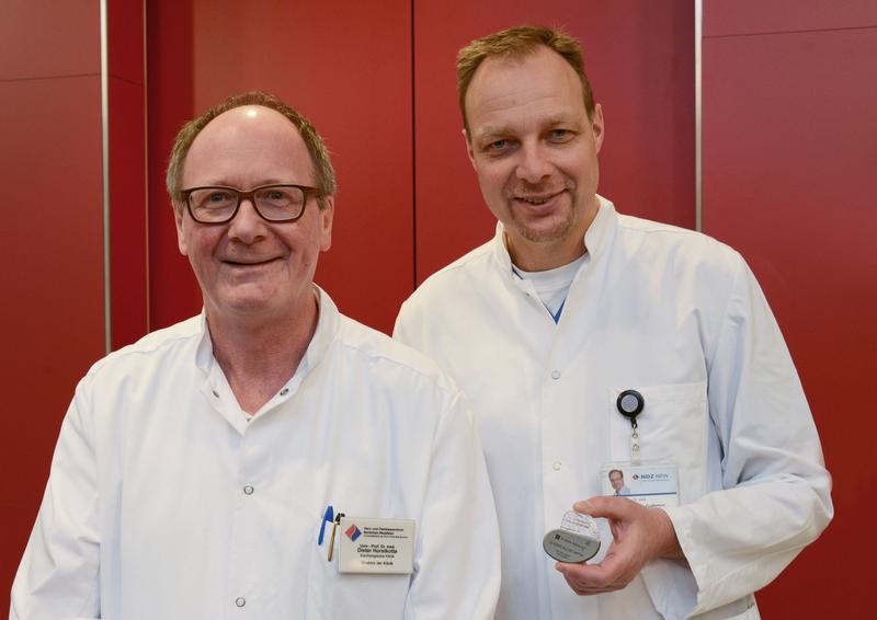 Prof. Dr. Dieter Horstkotte, Chefarzt der Kardiologie am Herz- und Diabeteszentrum NRW, Bad Oeynhausen, und Oberarzt Dr. Klaus-Jürgen Gutleben mit dem neuen Herzschrittmacher