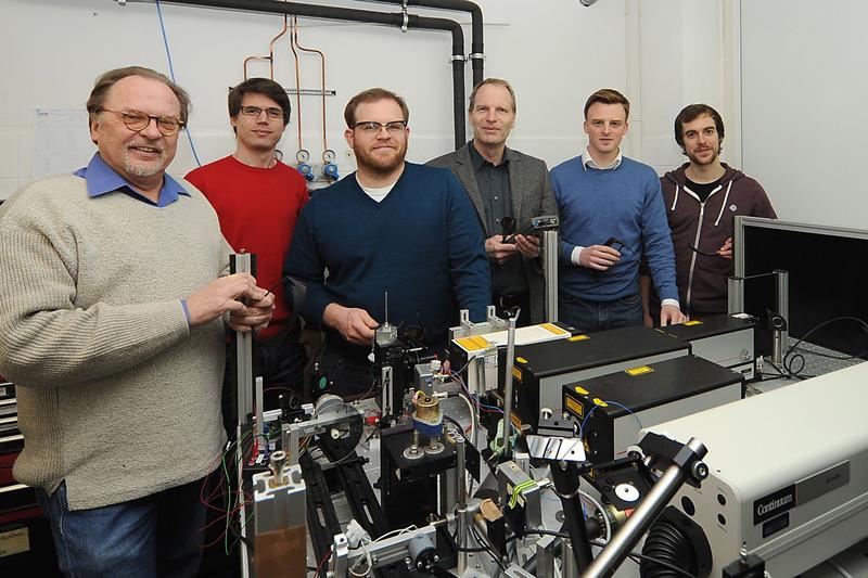 Das Forscherteam (v.l.): Prof. Johannes Müthing, Dipl.-Physiker Hans Kettling, Dr. Jens Soltwisch, Prof. Klaus Dreisewerd, Dipl.-Chemiker Simeon Vens-Cappell und M.Sc. Physiker Marcel Wiegelmann 