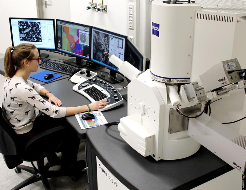 Neues Rasterelektronenmikroskop an der Hochschule Aalen. 