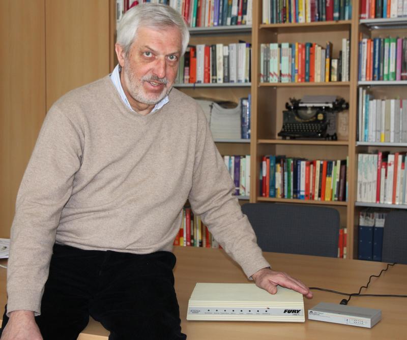 Bildunterschrift: Prof. Dr. Lutz Wegner mit dem FURY 2400, einem Modem aus dem 80er Jahren (links). Rechts daneben ein moderner Medienkonverter. Foto: privat.