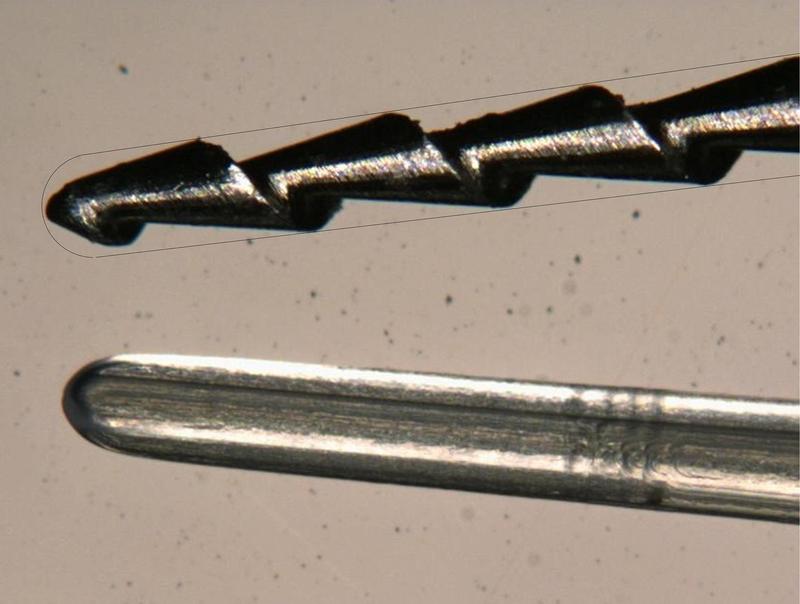 Zahnwurzelstift im Größenvergleich zu einem Zahnbohrer.