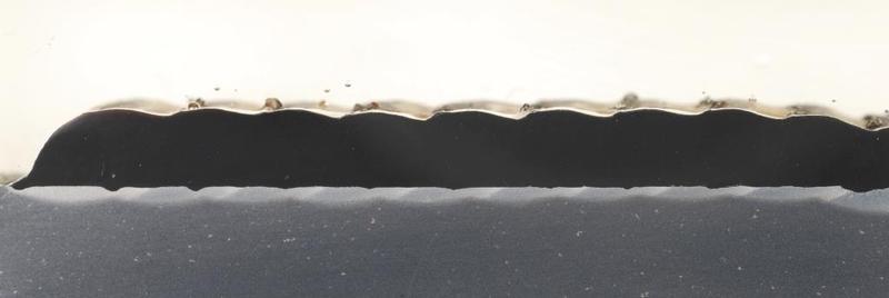Das lasergestützte Verfahren zeichnet sich durch eine geringe Wärmeeinflusszone, geringe Einschweißtiefe und damit einen geringen Aufmischungsgrad aus (Schichtdicke ca. 4 mm). 