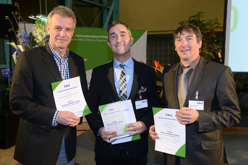 Die Vertreter der Sieger-Pressestellen v. l. n. r.. Norbert Robers (Uni Münster, 3. Platz), Krister Svahn (Uni Göteborg, 1. Platz) und Johannes Scholten (Uni Marburg, 2. Platz).