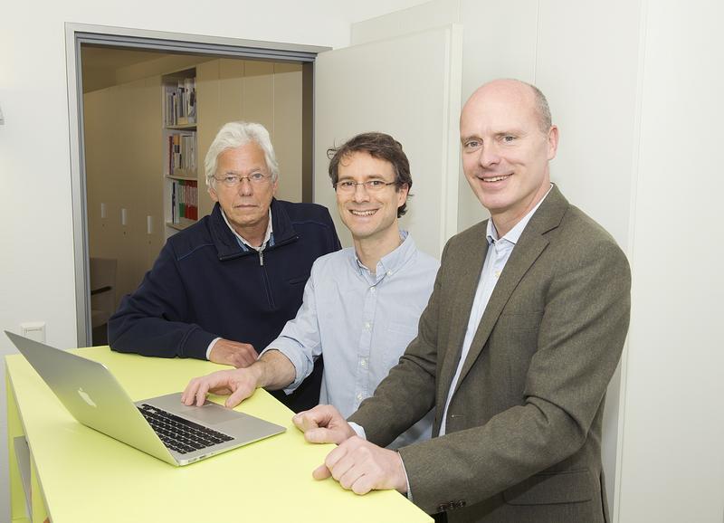 Diskutieren die Ergebnisse: Prof. Dr. Michael Ludwig, Privatdozent Dr. Heiko Reutter und Prof. Dr. Markus Nöthen vom Universitätsklinikum Bonn (von links). 