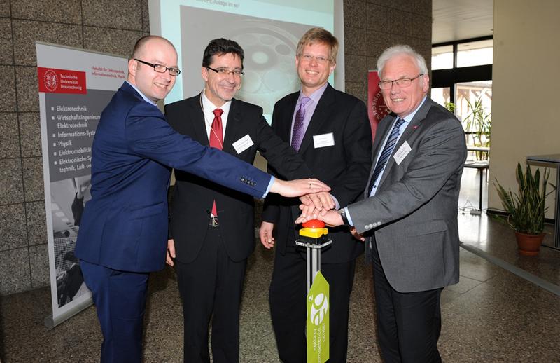 Rüdiger Eichel (MWK), Prof. Dr. Andreas Waag (TU Braunschweig) , Aldo Kamper (CEO Osram Opto Semiconductors GmbH), Prof. Dr. Jürgen Hesselbach (Präsident TU Braunschweig)