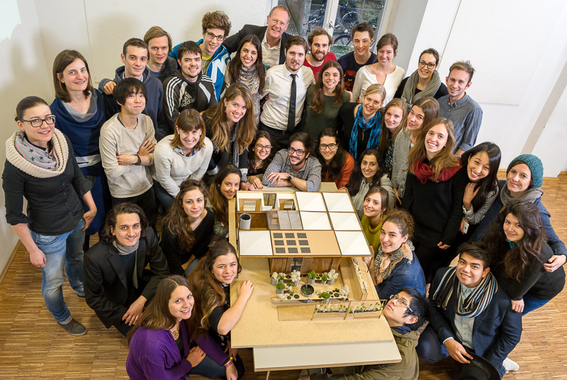 Dream-Team: Studierende der Technischen Universität München und der University of Texas at Austin präsentieren ein Modell ihres Solarhauses.