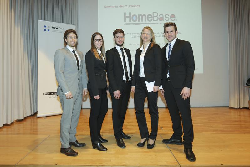 Erreichten den zweiten Rang mit ihrer Machbarkeitsstudie für eine Indoorhalle mit dazugehörigem Hotel: David Hämmerli, Susanna Denoth, Enea Baselgia, Céline Fähndrich und Pius Caluori (vlnr).