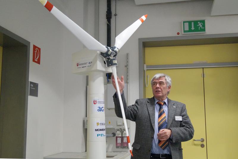 Prof. Dipl.-Phys. Michael Leck erklärt das Ergebnis des Forschungsprojektes an einem Modell