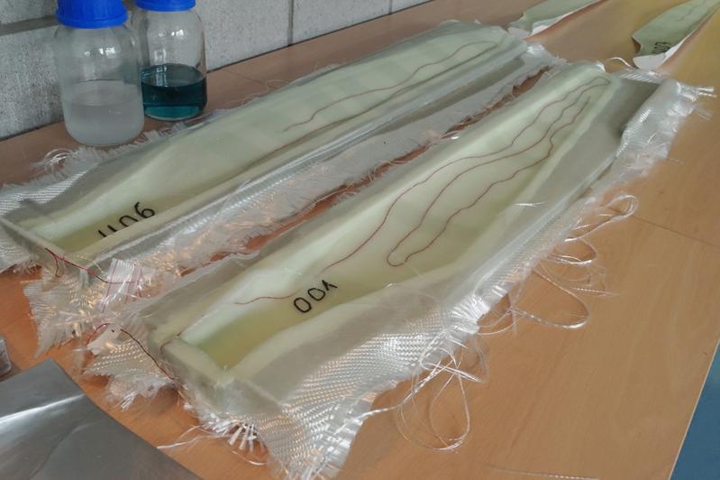 Rotorblattteile einer Modellanlage mit eingearbeiteten Biegesensoren, die die Verformung des Materials im Betrieb ermitteln können. Gut zu erkennen ist das Glasfasergewebe