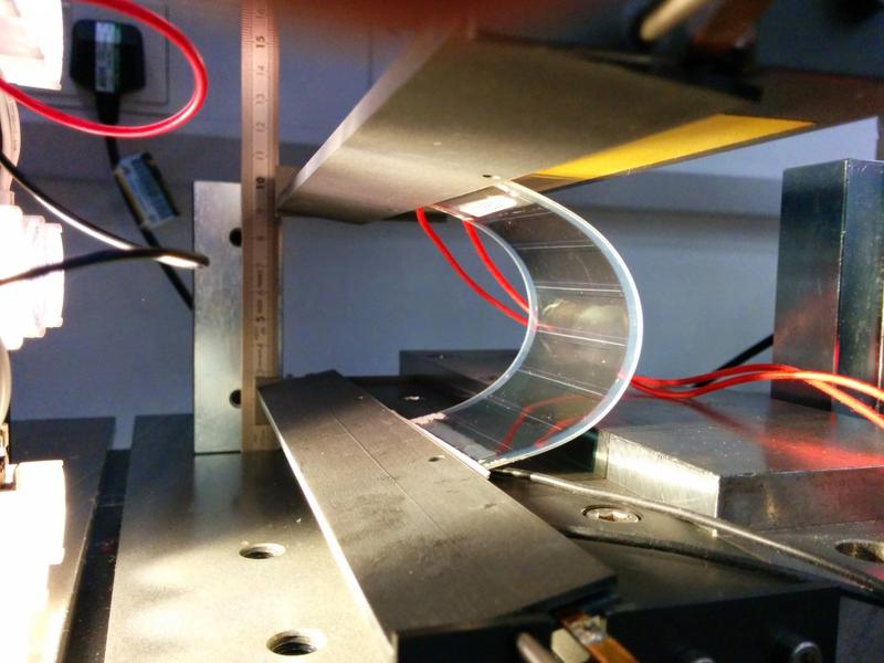 Eine flexible organische Solarzelle aus dem TREASORES-Projekt wird mehrmals auf einen Radius von 25 Millimeter gebogen, während ihre Leistung überwacht wird. 