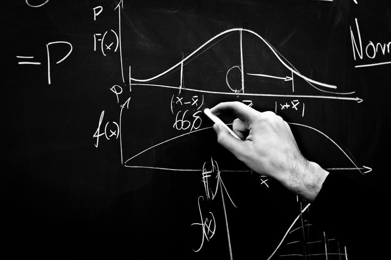 In den wöchentlich einmal abends stattfindenden Unterrichtseinheiten werden mathematische Grundlageninhalte vermittelt.