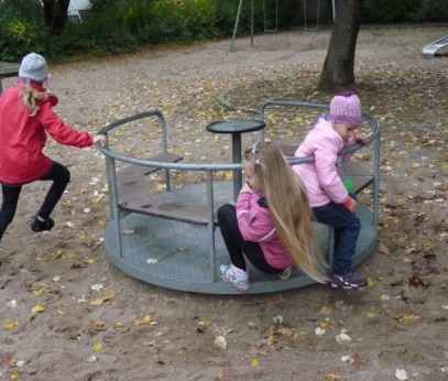 Kinderspielmöglichkeiten im Wohnumfeld fördern die Entwicklung der Selbständigkeit