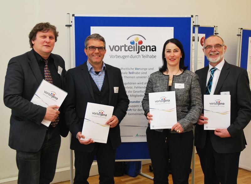 Der für Soziales zuständige Bürgermeister Frank Schenker (r.) unterstützt die Koordinatoren Prof. Dr. Bernhard Strauß, PD Dr. Uwe Berger vom UKJ und Prof. Dr. Heike Kraußlach von der EAH Jena (v.l.).