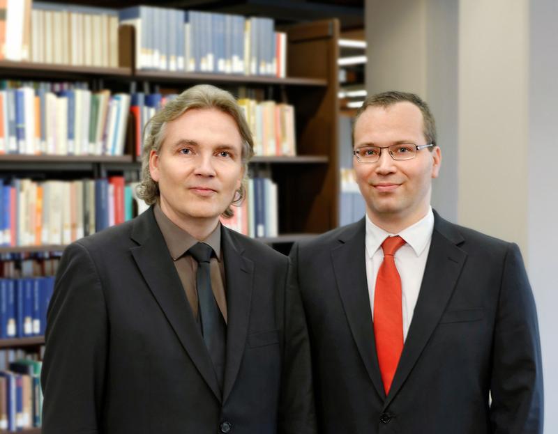 Andreas Thom (links) und Sebastian Walser arbeiten und promovieren auf zwei der drei PROMI-Stellen, die die Universität Augsburg in der letzten Projektrunde einwerben konnte. 
