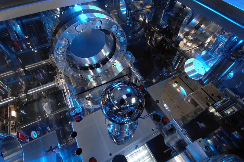 Scharfsichtiges Interferometer: Der Durchmesser der in der Mitte liegenden Siliziumkugel wird äußerst exakt gemessen − ein Zwischenschritt auf dem Weg zu einer neuen Kilogramm-Definition. 