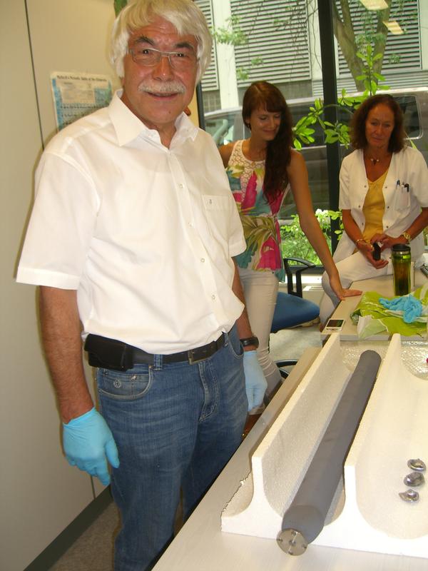 Prof. Dr. Manfred Peters, Vizepräsident der PTB a.D.,  wirft im Leibniz-Institut für Kristallzüchtung einen prüfenden Blick auf das hochreine Ausgangsmaterial. 