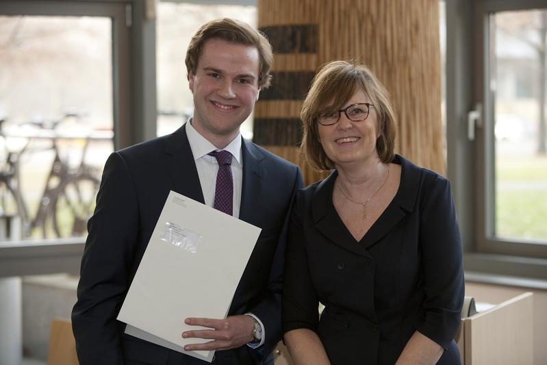 Preistrager Benedikt Quarch mit Christine Koziczinski