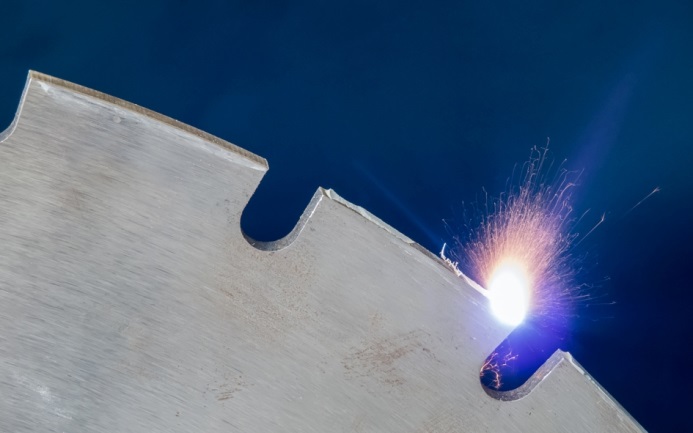 Effiziente Prozesse: Der innovative laserbasierte Klebprozess könnte zukünftig das Löten bei der Wiederbestückung von Sägeblättern ablösen. (