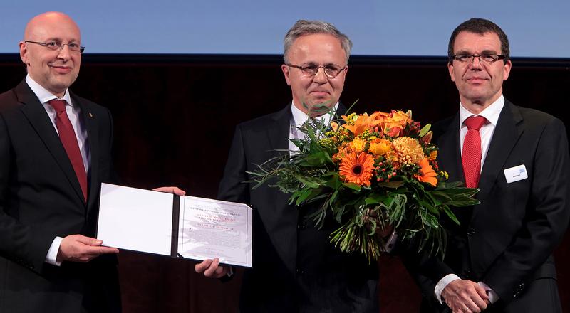 Chemie-Nobelpreisträger Professor Stefan Hell, Präsident Helmut J. Schmidt und Dr. Arnd Verleger, Vorstand der Santander Consumer Bank (v.l.n.r.). Foto: Kornelia Danetzki/DHV