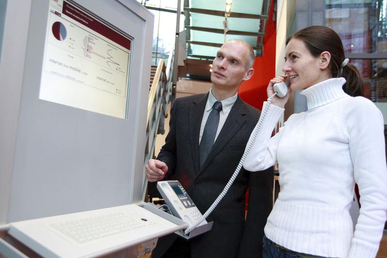 Die automatische Echtzeit-Verschriftung der Anrufe in Text erlaubt die einfache Überprüfung und effiziente Einhaltung der Gesprächsrichtlinien im Call-Center