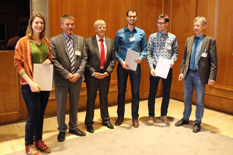Überreichten die Teilnahmeurkunden bei Siemens an die Studierenden: Dr. Frank Schlie-Roosen (BMBF, 1. v. re.), Dr. Heinz Neubert (Siemens, 4. v. re.) Prof. Dr. Martin Schell (Fraunhofer HHI, 5. re.)
