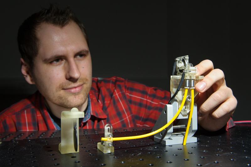 Ingenieur Marc Hill, wissenschaftliche Mitarbeiter von Stefan Seelecke, hat den Prototyp des Druckluft-Ventils aus Folie im Rahmen seiner Doktorarbeit mitentwickelt.