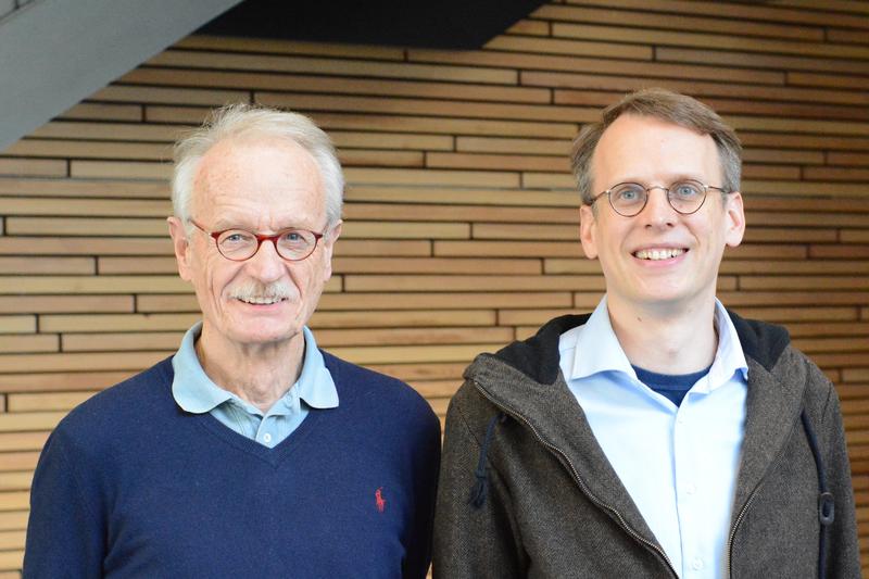 Prof. Dr. Holk Cruse (l.) und Dr. Malte Schilling haben eine Software-Architektur entwickelt, die dem Roboter Hector zu Selbstwahrnehmung verhelfen soll. 