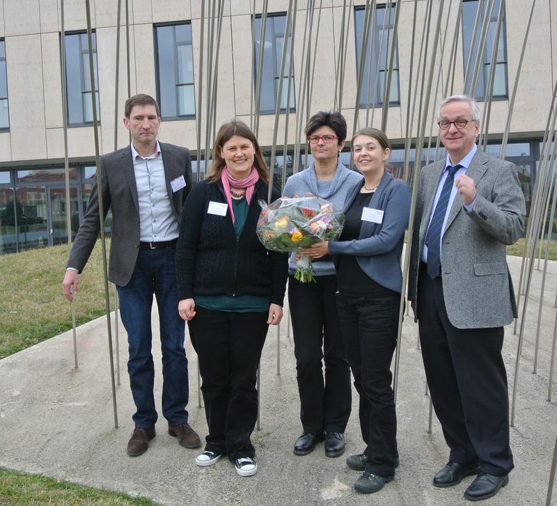 Rümker-Preisträgerin 2015 Dr. Eva Herzog (mit Blumen), Sonderpreisträgerin Sarah Schießl (beide Uni Gießen) eingerahmt von der Jury Prof. Dr. Volker Mohler (l.) (Bayr. Landesanstalt für Landwirts