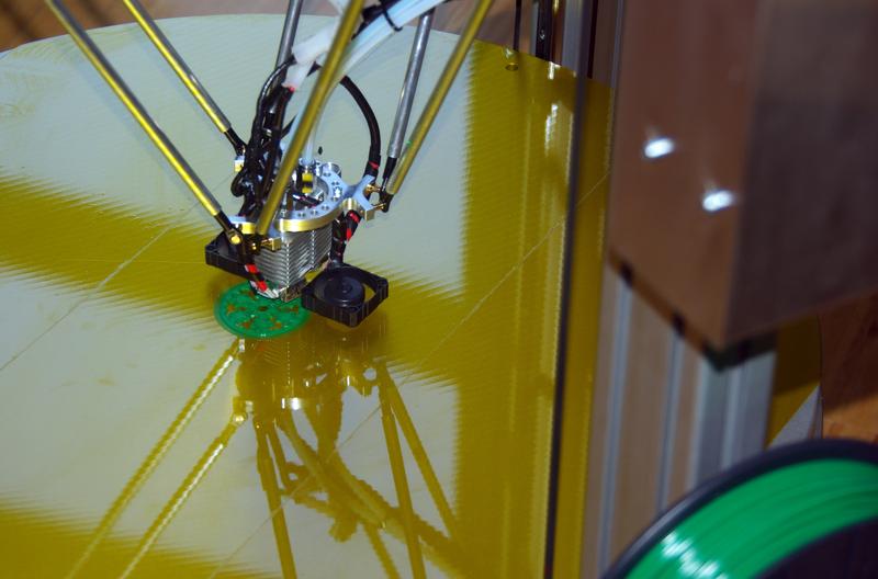 Bei der Fachausstellung gezeigter 3D-Drucker der PICCO´s 3D World GmbH (Deggendorf) bei der Arbeit.