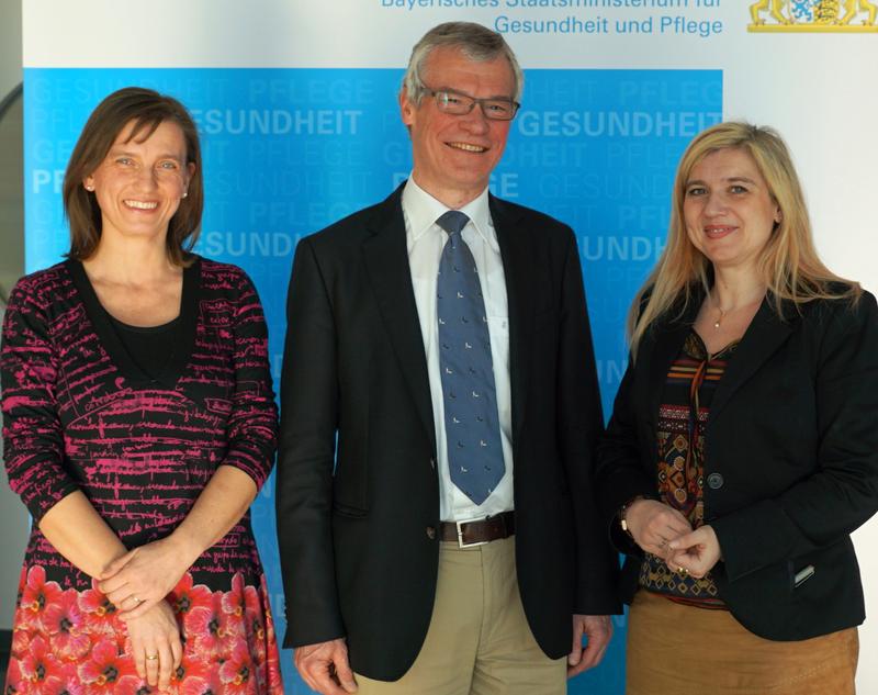 Prof. Ursula Zollner (links) zusammen mit dem Vorsitzenden der Bayerischen Ethikkommission für Präimplantationsdiagnostik, Prof. Hugo Segerer und der Bayerischen Gesundheitsministerin Melanie Huml.