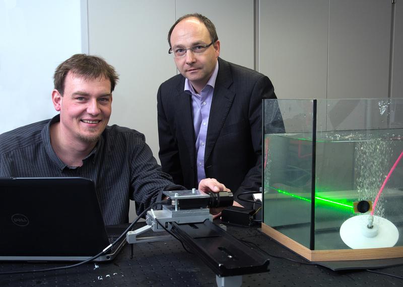 Prof. Nils Damaschke (re) und Eric Ebert zeigen den Laboraufbau der HDNC-Technik