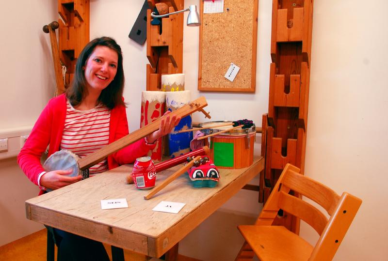 Saskia Mittmann, Musiktherapeutin der Autismusambulanz Dresden, mit einigen der Instrumente, die für Therapie genutzt werden. Einige davon, etwa das Saiteninstrument, haben die Patienten selbst geba