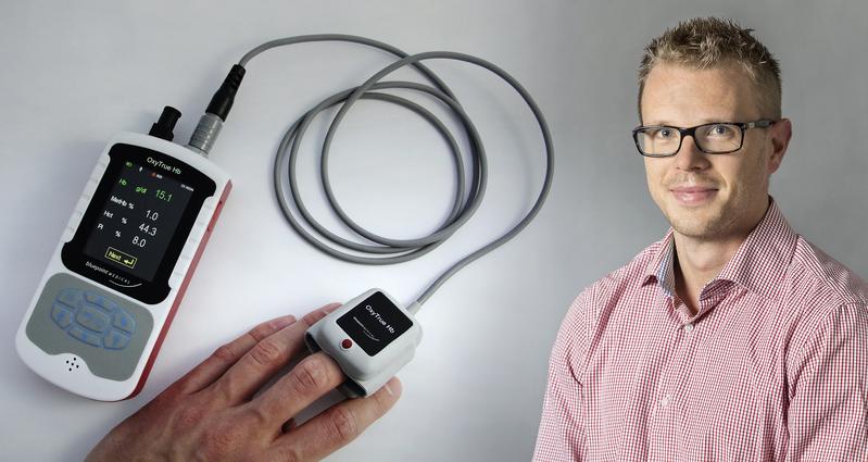 Dr. Ulrich Timm stellt das neu entwickelte Hämoglobin-Messgerät auf den Wiener Bluttagen vor 