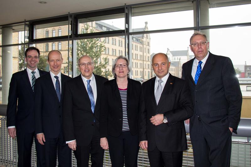 (v.l.) Prof. Dr. Michael Schüller, Herald Ruijters, Honorarprofessor Kurt Bodewig, Prof. Dr. Sabine Eggers, Staatssekretär Rainer Bomba und Professor Torsten Böger beim Symposium an der HS Osnabrück.
