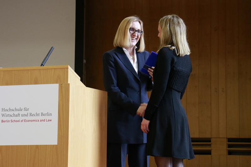 Polizeivizepräsidentin Margarete Koppers ehrt die beste Absolventin
