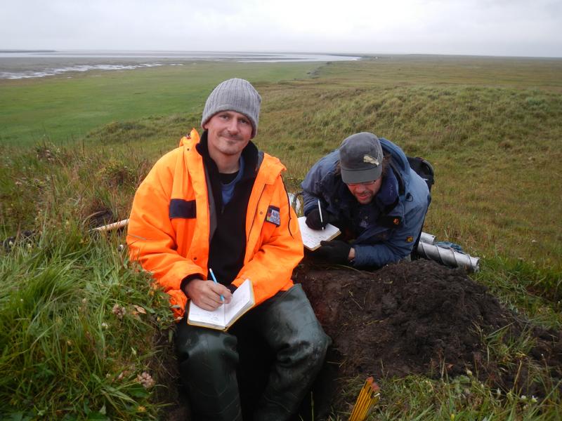 AWI-Permafrostexperte Dr. Guido Grosse (links) dokumentiert die Beschaffenheit des Permafrost-Bodens im östlichen Teil des sibirischen Lena-Deltas