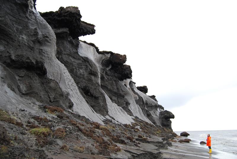 Die Küste der Insel Muostakh, die vor Sibirien in der Laptevsee liegt, verliert durch Erosion an Fläche und Masse.