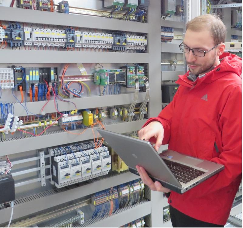 Andreas Seiler, Mitarbeiter der Forschungsgruppe IT und Forensik der Hochschule Augsburg (HSASec) untersucht industrielle Kontrollsysteme im Hinblick auf ihre IT-Sicherheit.