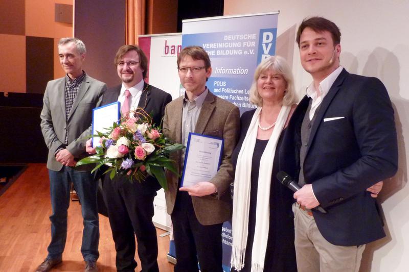 Die Preisträger Dr. David Salomon (zweiter von links) und Prof. Dr. Andreas Eis.