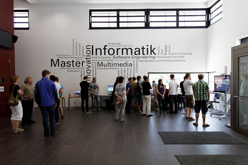 Schülerinnen, Schüler und deren Lehrkräfte sind eingeladen, sich am 23. April 2013 einen authentischen Eindruck vom Informatikstudium an der Universität Augsburg zu verschaffen.