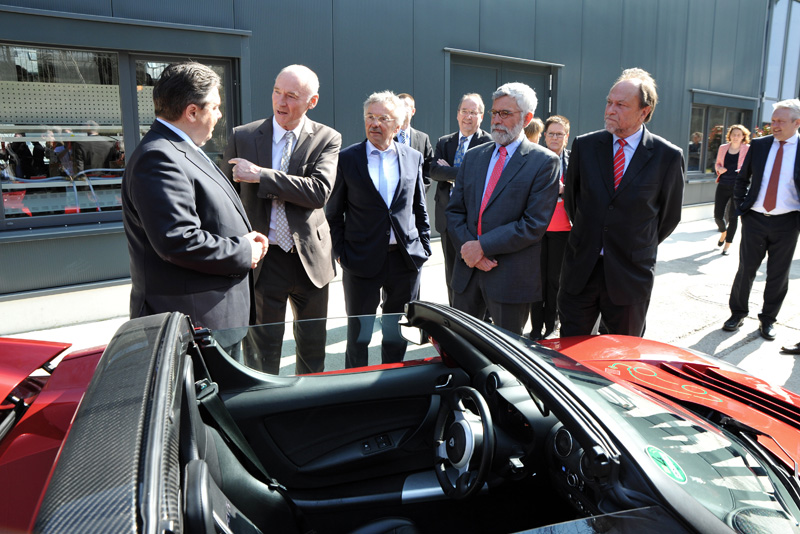 Bundeswirtschaftsminister Sigmar Gabriel (l.) wird am Batterie- und Sensoriktestzentrum begrüßt (v. l.): Prof. Hans-Peter Beck, Dr. Jochen Stöbich, Prof. Wolfgang Schade und Prof. Thomas Hanschke.