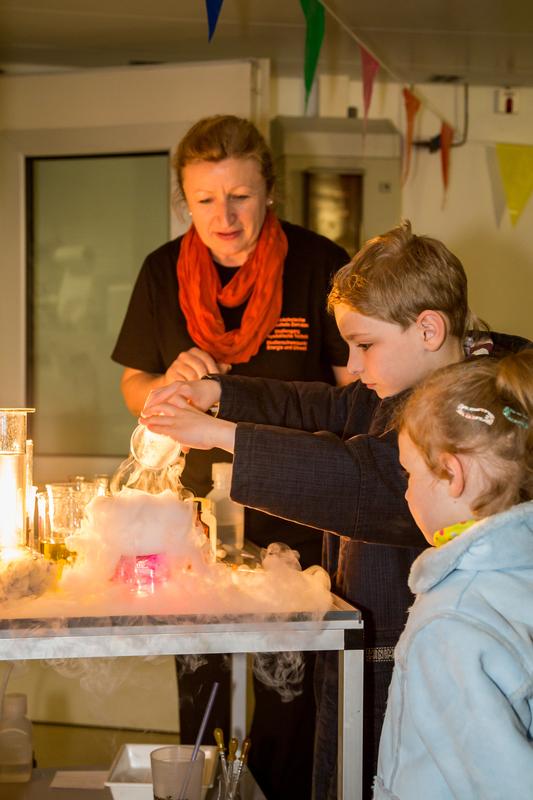 Zur "Langen Nacht" gibt es Experimente für Groß und Klein.