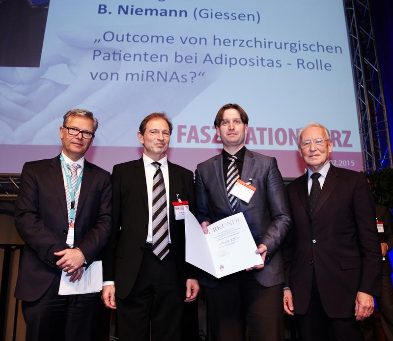V. l. n. r.: Prof. Dr. A. Diegeler, Sekretär im Vorstand der DGTHG;  Prof. Dr. J. Cremer, Präsident der DGTHG; PD Dr. B. Niemann; Prof. Dr. H. Oelert, Vorsitzender des Wiss. Beirats der DSHF. 