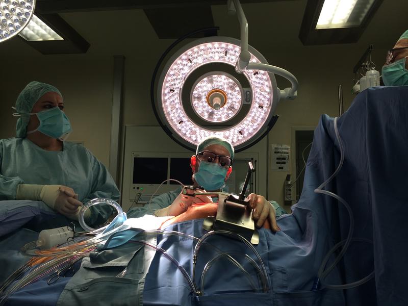 PD Dr. B. Niemann (Mitte) während der Präparation der linken Brustwandarterie eines adipösen Patienten. 