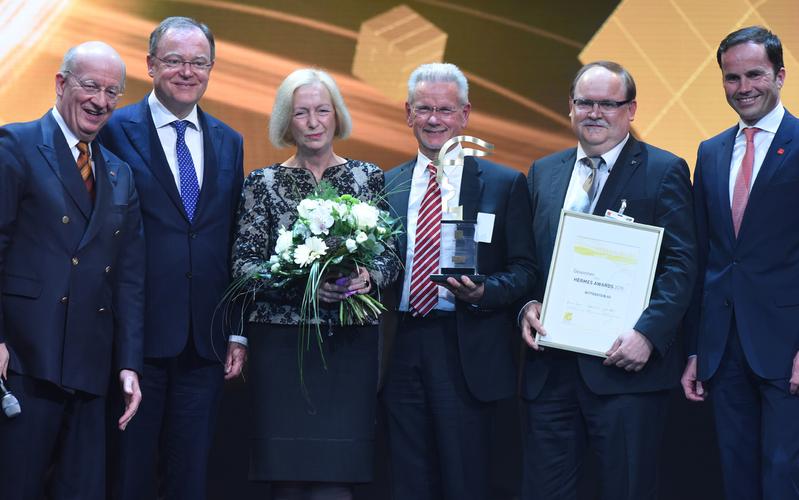 Preisübergabe HERMES AWARD 2015, von links: Prof. Wolfgang Wahlster, Stephan Weil, Prof. Johanna Wanka, Dr. Manfred Wittenstein, Thomas Bayer und Dr. Jochen Köckler.