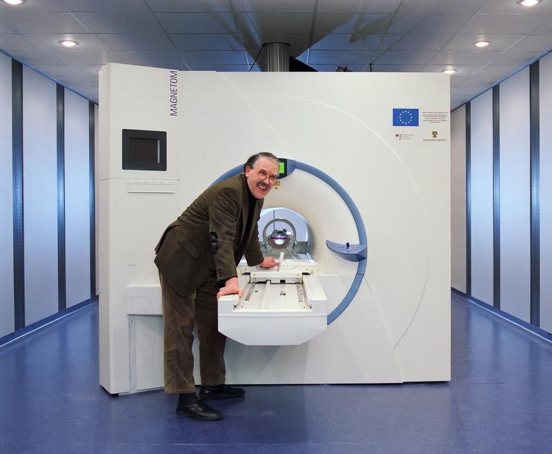 Der damalige Direktor des LIN, Prof. Dr. Henning Scheich, ließ sich 2005  als erster Proband mit dem 7-Tesla-Kernspintomografen untersuchen.