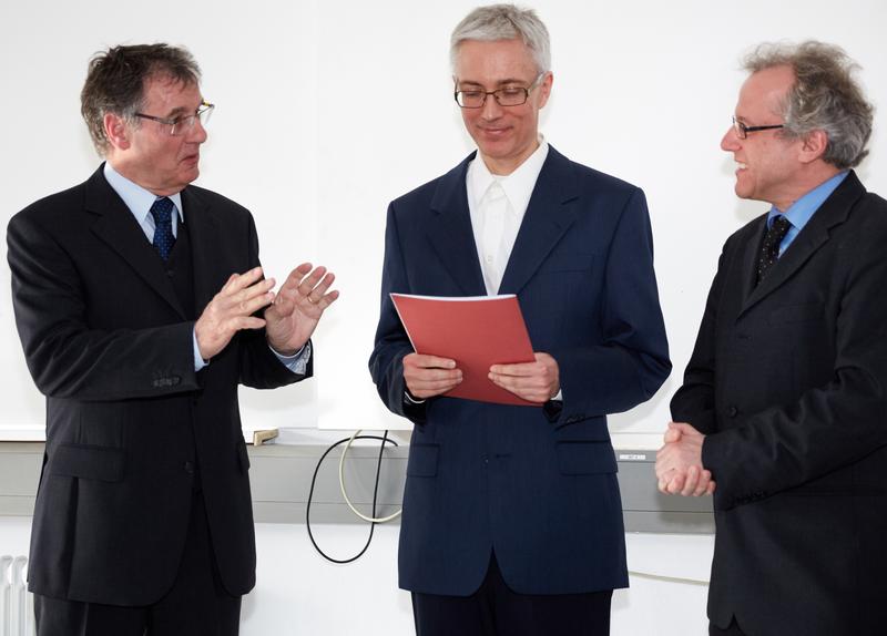 Master-Absolvent Andreas Rapp (mi) mit den betreuenden Professoren Prof. Dr. Heinz Schmidt-Walter (li) und Prof. Dr. Ralf Mayer (re) an der Hochschule Darmstadt
